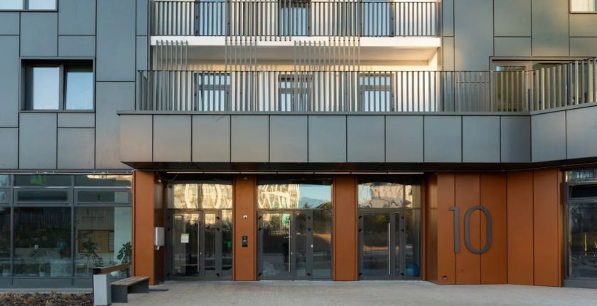 Vstupné dvere do bytového domu – tu  sa neoplatí šetriť